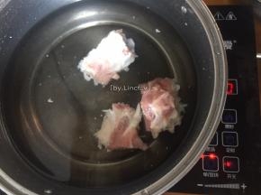 将筒骨先洗净，然后放适量水煮开焯一下