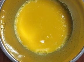 搅拌至油水融合