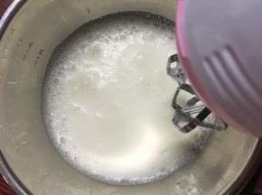 继续低速打发至顺滑，第二次加入三分一砂糖