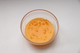 两个鸡蛋加0.5g盐打散搅拌均匀