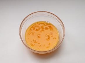 两个鸡蛋加0.5g盐打散搅拌均匀