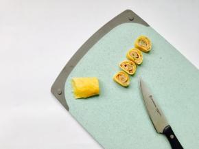 切大约0.5-1厘米宽度的蛋卷即可