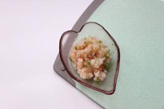 少许葱花搅拌均匀备用