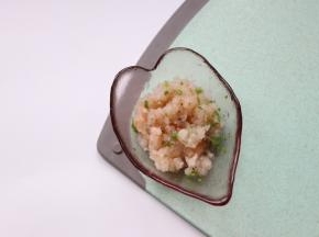 少许葱花搅拌均匀备用