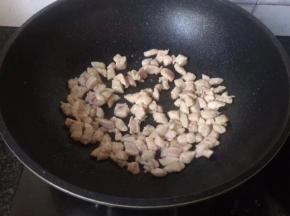 锅中热油，倒入肉块炒变色