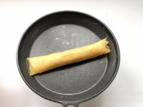 卷起，尽量卷紧实一点