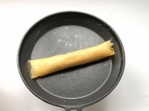 卷起，尽量卷紧实一点