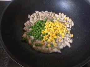加入玉米粒一起翻炒
