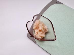 虾仁剁成泥状