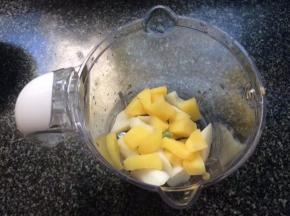 放蒸锅或者辅食机蒸熟