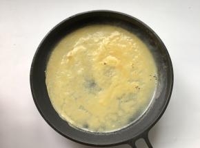 平底锅烧热倒入一半蛋液（做蛋卷的蛋皮不需要厚，个人觉得薄一点更好卷）