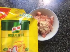 肉切小块倒入鸡粉