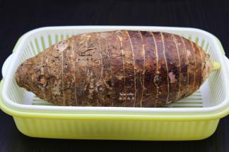 芋头洗净，去皮，取600克，切块； PS：购买的芋头很大，用不完，取600克即可