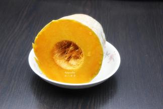 南瓜去皮、去瓢，去籽，洗净，切块；
