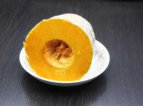南瓜去皮、去瓢，去籽，洗净，切块；