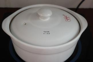 倒入适量的清水或浓汤、油、鸡粉，盖上盖子煮沸之后改中小火煲30分钟；