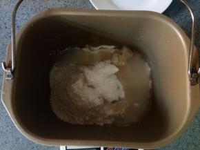 将除果仁外的材料放入面包机