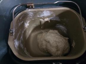 揉大概十分钟放入果仁，有自动投料功能的可以用自动投料功能。