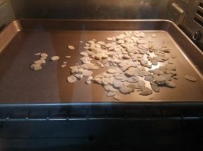 放大杏仁比较好，我家没有了，就烤了点杏仁片，160度烤5分钟，看着点，杏仁片很薄的容易糊。