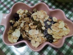 把干果和果仁放在一起，核桃自己掰小一点,葡萄干和蔓越莓干稍微切一下