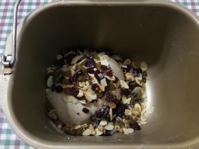 放入果仁继续揉至扩展阶段