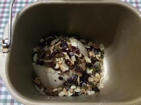 放入果仁继续揉至扩展阶段