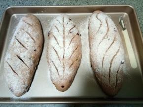 进行二次发酵，发酵好以后筛粉割包，自己喜欢怎样的花纹就怎样割