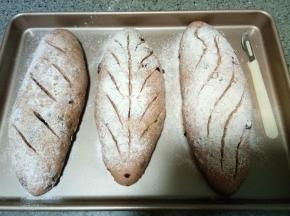 进行二次发酵，发酵好以后筛粉割包，自己喜欢怎样的花纹就怎样割