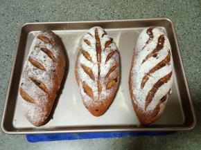 进行二次发酵，发酵好以后筛粉割包，自己喜欢怎样的花纹就怎样割