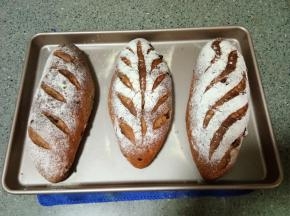 进行二次发酵，发酵好以后筛粉割包，自己喜欢怎样的花纹就怎样割