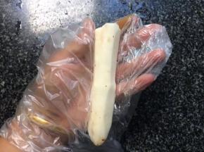 山药洗净戴上手套去皮