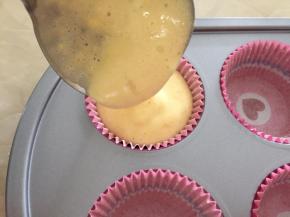 用勺子舀入模具