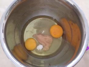 将鸡蛋，白砂糖，蜂蜜全部放一起，用电动打蛋器打发