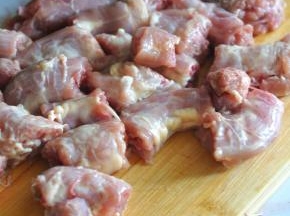 鸡脖斩成小块。