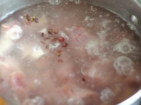 冷水下锅，放入姜、花椒，煮至水开捞出。