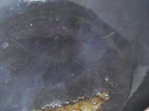 锅里倒入油，放入冰糖炒成焦糖色。