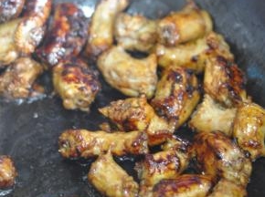 放入鸡脖翻炒上色。