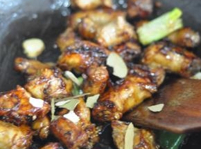 放入葱、姜、蒜、香叶、料酒翻炒。