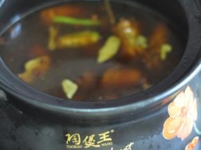 加入半锅水，盖上锅盖小火炖半小时。