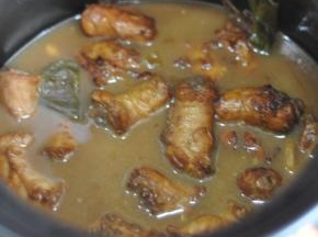 炖到汤汁剩三分之一时关火，加入盐。