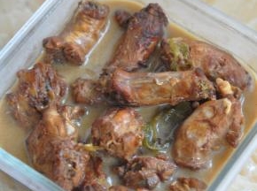 倒入保鲜盒中晾凉，放入冰箱冷藏一晚入味。