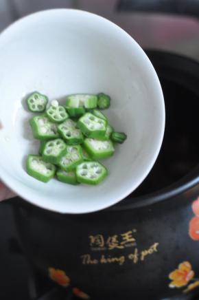 第二天取出，倒入砂锅中，炖到收汁，最后放入切片的秋葵拌匀，关火。