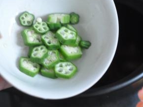 第二天取出，倒入砂锅中，炖到收汁，最后放入切片的秋葵拌匀，关火。