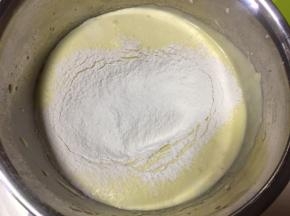 筛入低粉拌匀