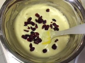 放入蔓越莓拌匀