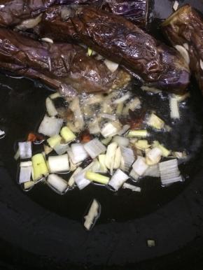 倒入姜蒜葱爆香