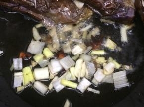 倒入姜蒜葱爆香