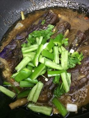 在将青椒放入翻炒几下即可