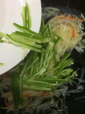最后倒入青椒翻炒均匀即可