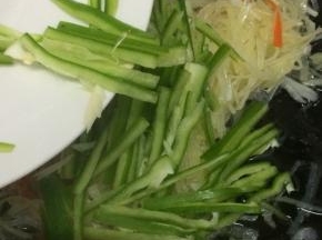 最后倒入青椒翻炒均匀即可